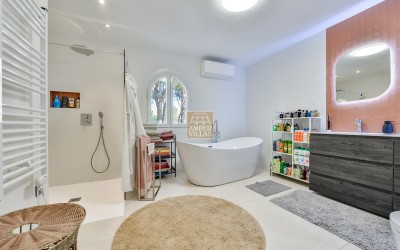 Villa, recently renovated, with guest apartment and stunning sea and mountain views.