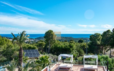 Villa, recently renovated, with guest apartment and stunning sea and mountain views.