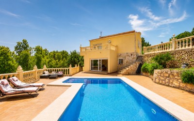 A lovely villa with beautiful terraces and a swimming pool in La Nucia.