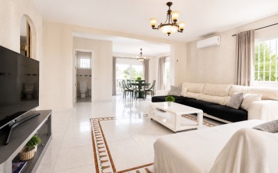 A lovely villa with beautiful terraces and a swimming pool in La Nucia.